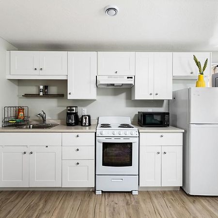 One Bedroom Apartment Moncton North ! エクステリア 写真
