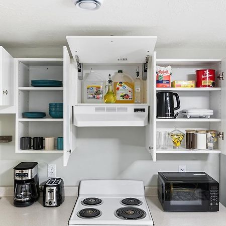 One Bedroom Apartment Moncton North ! エクステリア 写真