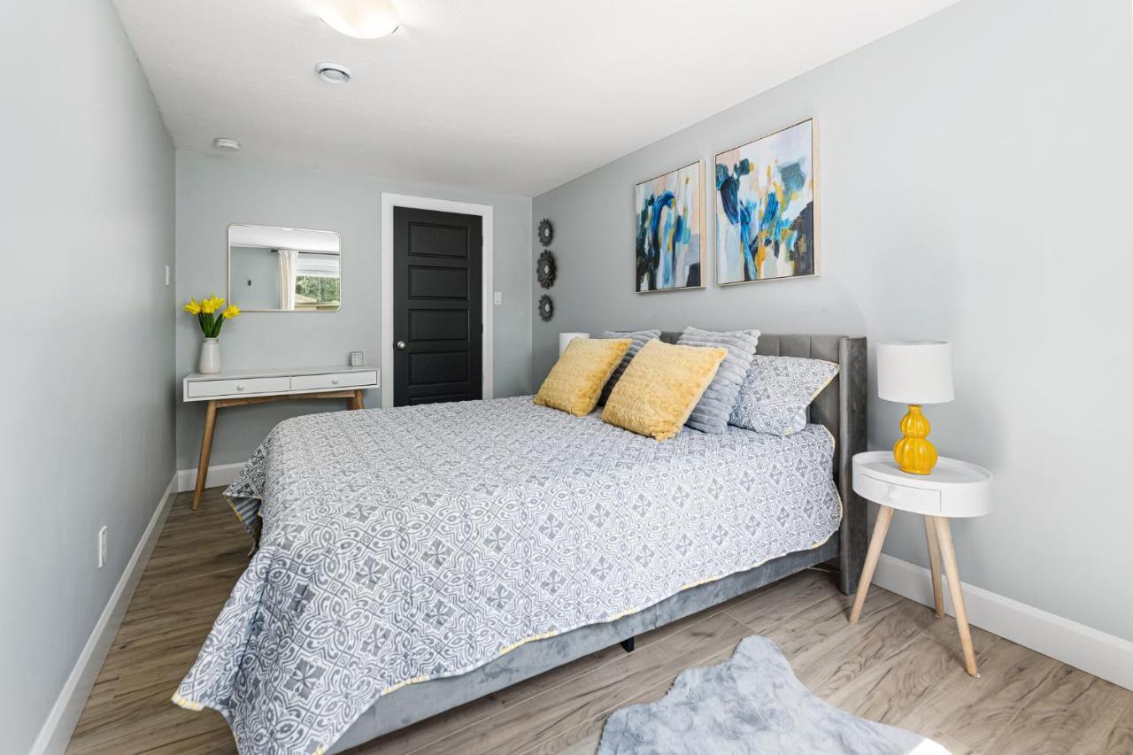 One Bedroom Apartment Moncton North ! エクステリア 写真