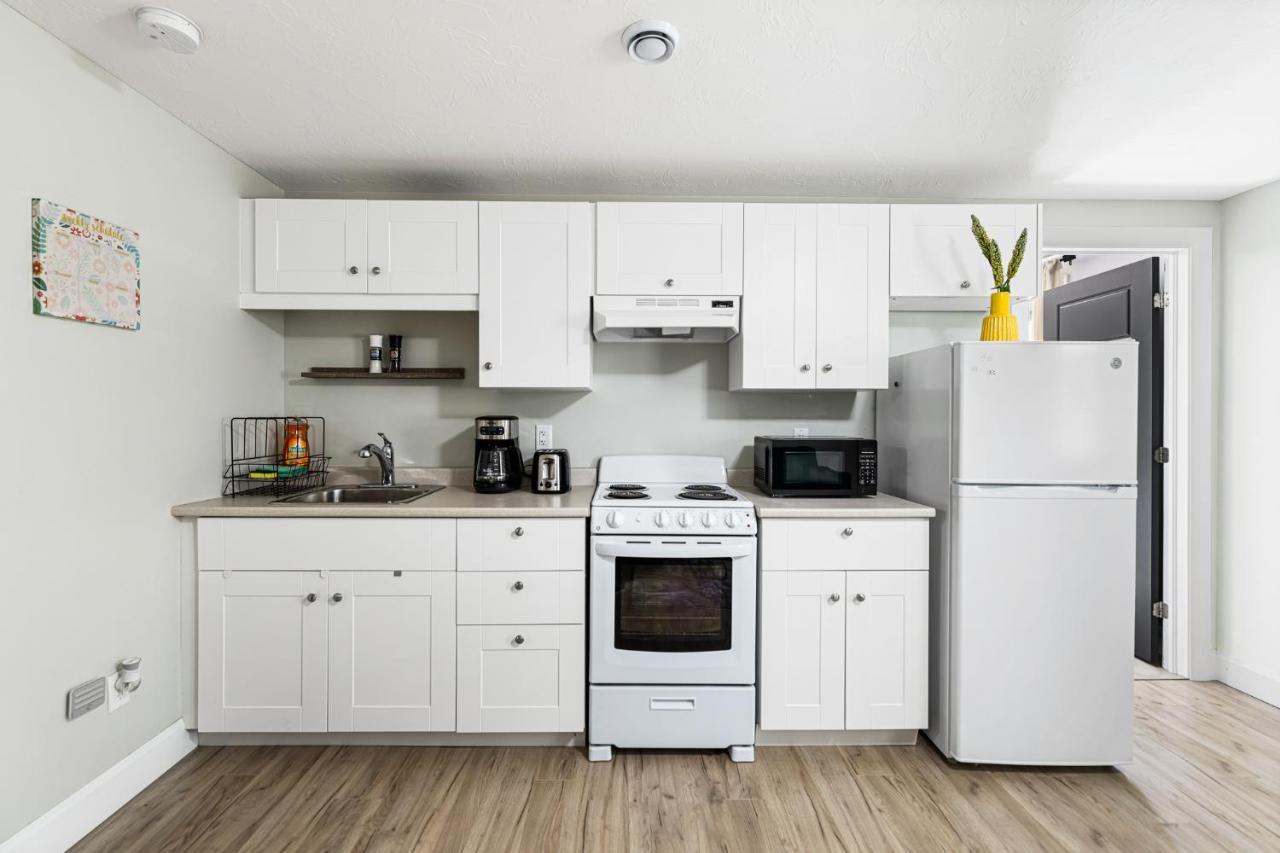 One Bedroom Apartment Moncton North ! エクステリア 写真