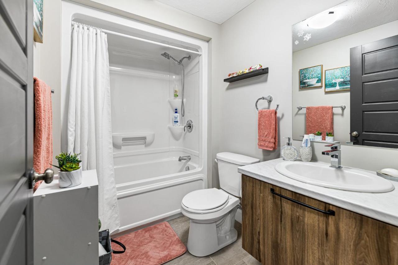 One Bedroom Apartment Moncton North ! エクステリア 写真