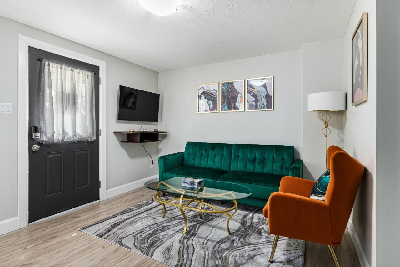One Bedroom Apartment Moncton North ! エクステリア 写真